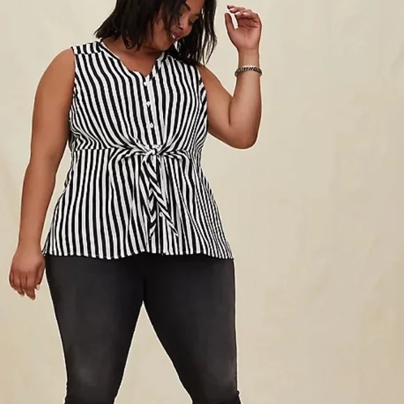 ❌SOLD❌TORRID PEPLUM GEORGETTE BUTTON-FRONT TIE-FRONT BLOUSE - Picture 2 of 9